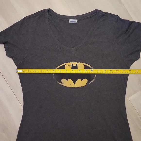 🛍Port & Company Batman Dark Grey‎ Logo Round Neck Short Sleeve Womens Medium - Picture 6 of 7